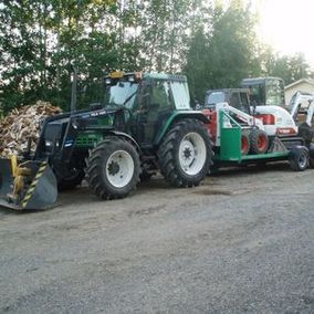 Satarakentajat Oy:n traktori
