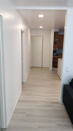 Asuntoon on laitettu uudet lattiat, katto ja ovet