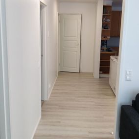 Asuntoon on laitettu uudet lattiat, katto ja ovet