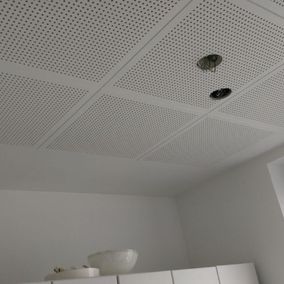 Toimiston kattoon asennetaan lamput